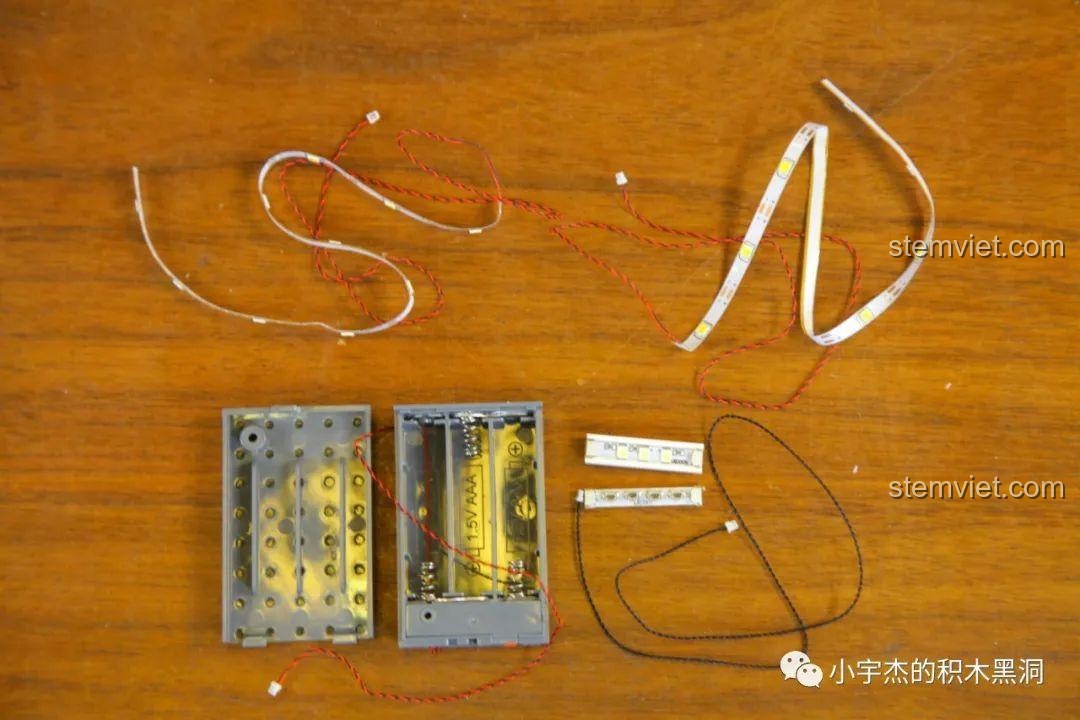 Trọn bộ đèn LED và hộp pin của bộ Mould King 16041 sau khi mở túi.