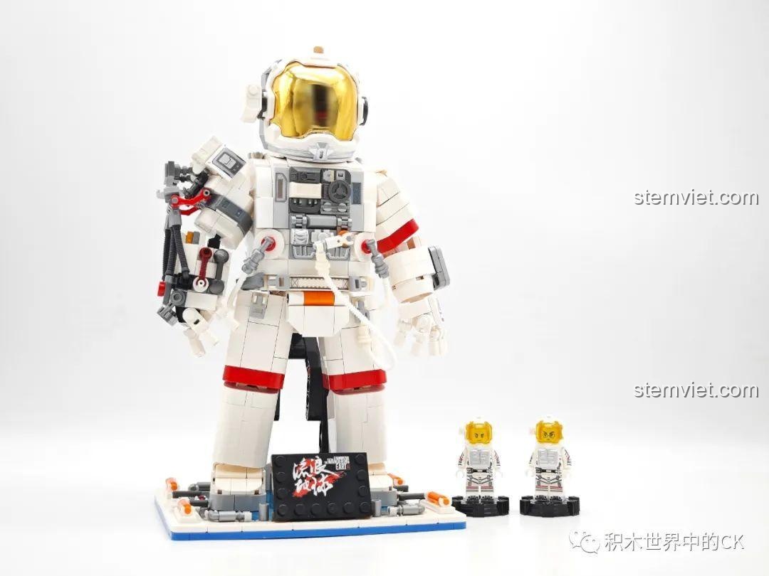 Toàn bộ sản phẩm sau khi lắp ráp, bao gồm mô hình phi hành gia lớn và hai minifigure, một lựa chọn tuyệt vời cho bé trai 6 tuổi.