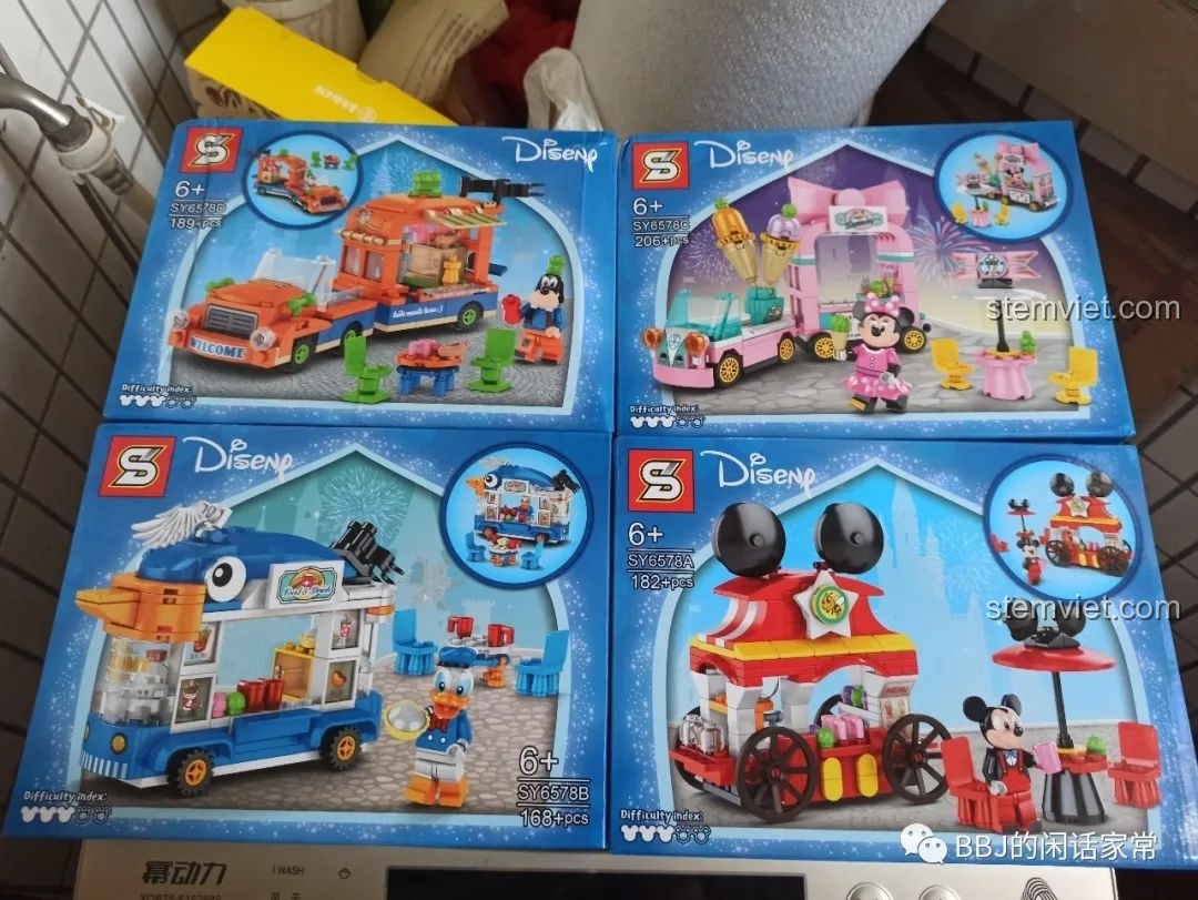 Hộp của bốn bộ lắp ráp trong series xe bán hàng Disney SY6578, bao gồm Mickey, Minnie, Donald và Goofy.