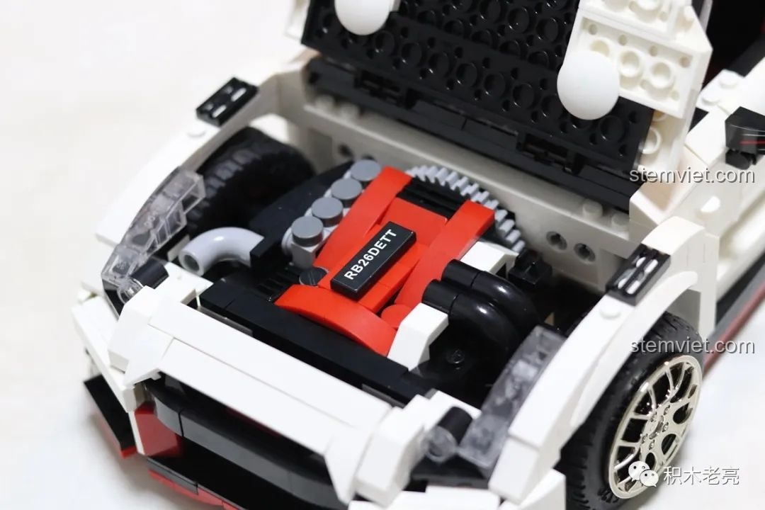 Mô hình xe đua Nissan GTR R35 lắp ráp Double Eagle 61020 đặt trên cân điện tử, hiển thị trọng lượng 1.070 kg.