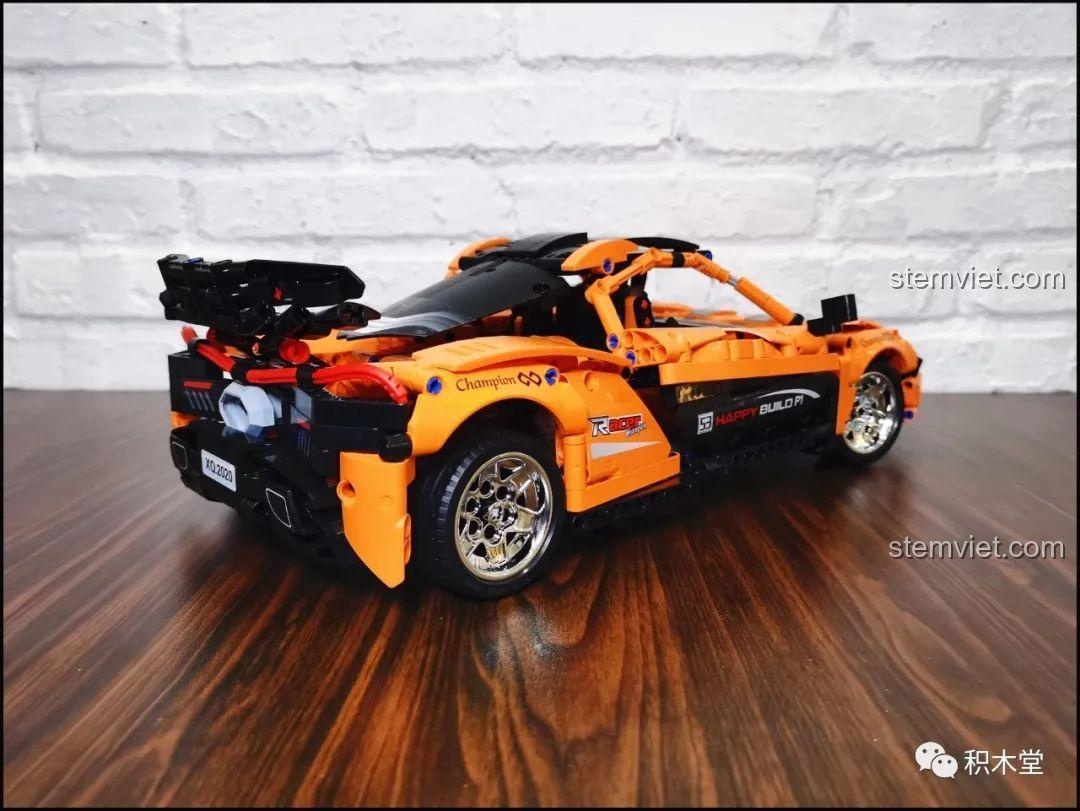 Cân trọng lượng mô hình Happy Build YC-QC004 McLaren P1, cho thấy trọng lượng 1110g, mang lại cảm giác chắc chắn khi cầm nắm.