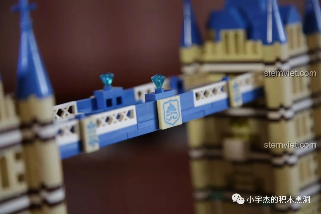 Cận cảnh một trụ cầu của mô hình WANGE 4219 Cầu Tháp Luân Đôn.