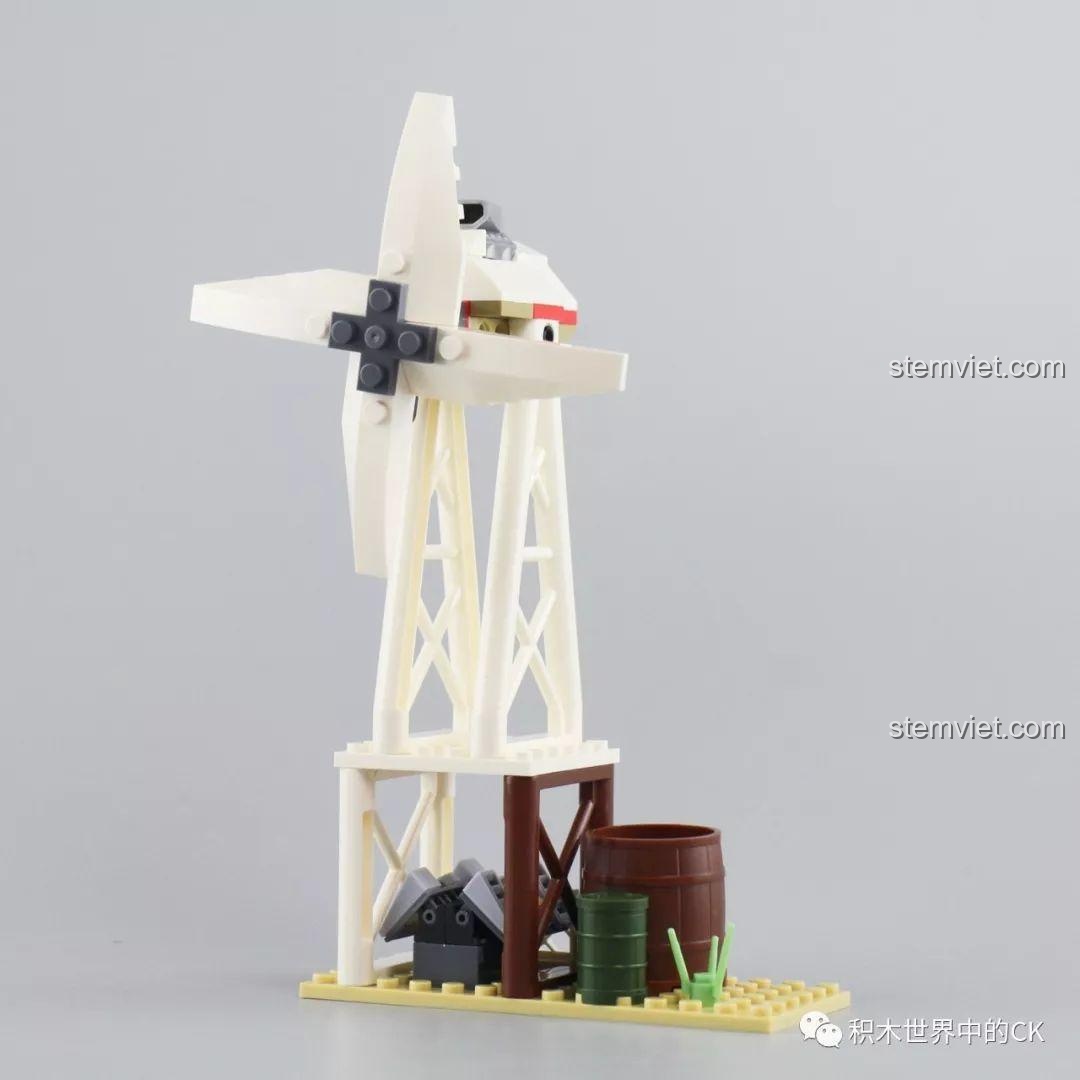 Mô hình trụ cối xay gió màu trắng trong bộ Winner 8056, đi kèm một vài phụ kiện nhỏ.