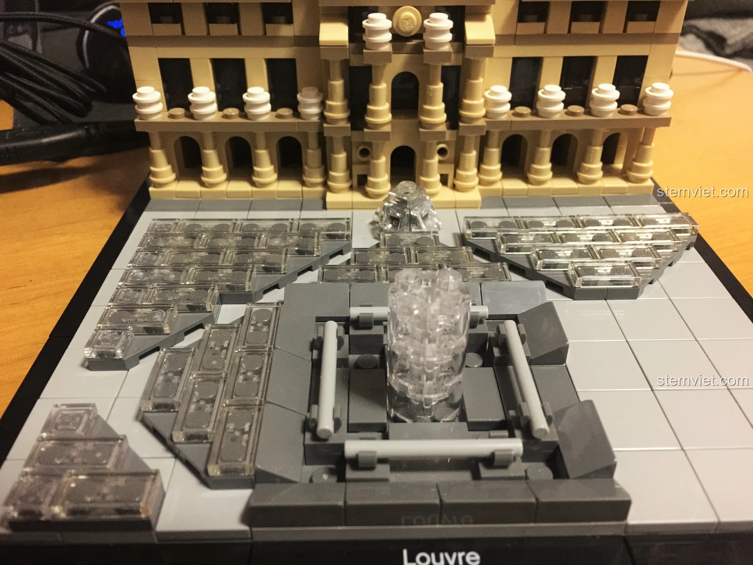 Lắp đặt trụ đỡ trung tâm bằng các mảnh ghép trong suốt cho kim tự tháp của mô hình LEGO Louvre 21024.