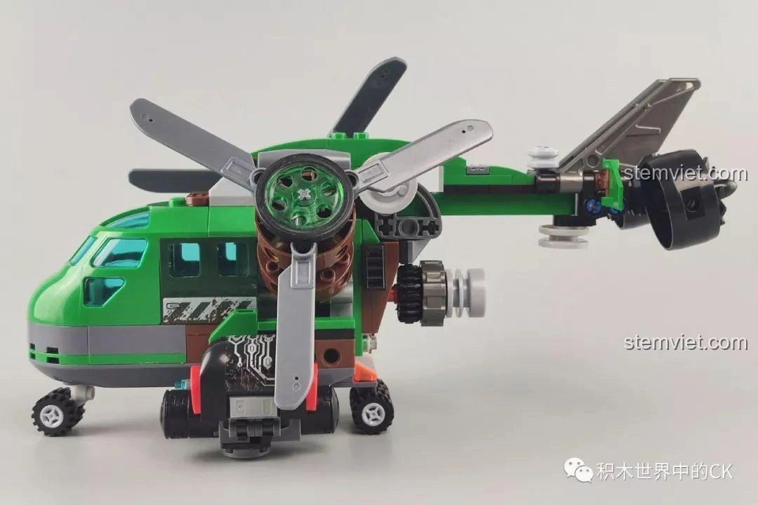 Góc nhìn bên hông của mô hình trực thăng Winner 5101 Trực thăng Đại bàng Xanh, hiển thị cánh quạt và động cơ.