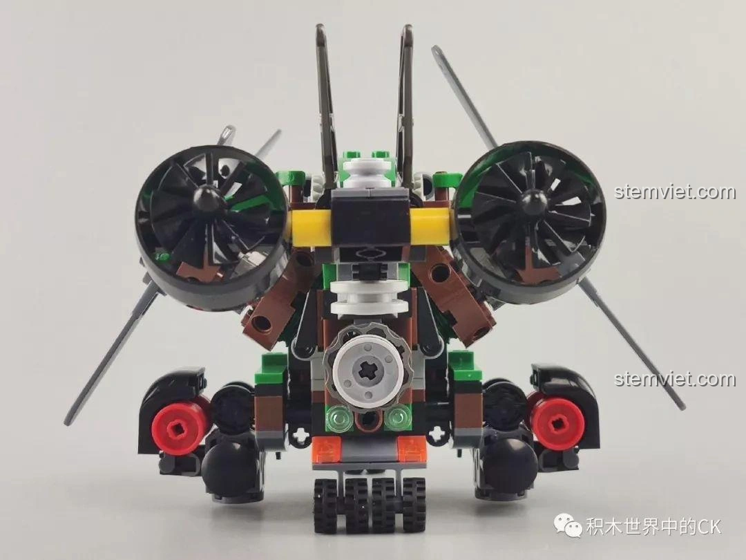 Mặt sau của mô hình trực thăng Winner 5101, hiển thị các bánh xe và chi tiết động cơ.