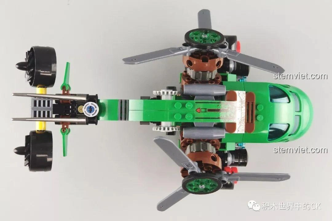 Góc nhìn từ trên xuống của mô hình trực thăng Winner 5101 Trực thăng Đại bàng Xanh, hiển thị toàn bộ cấu trúc.