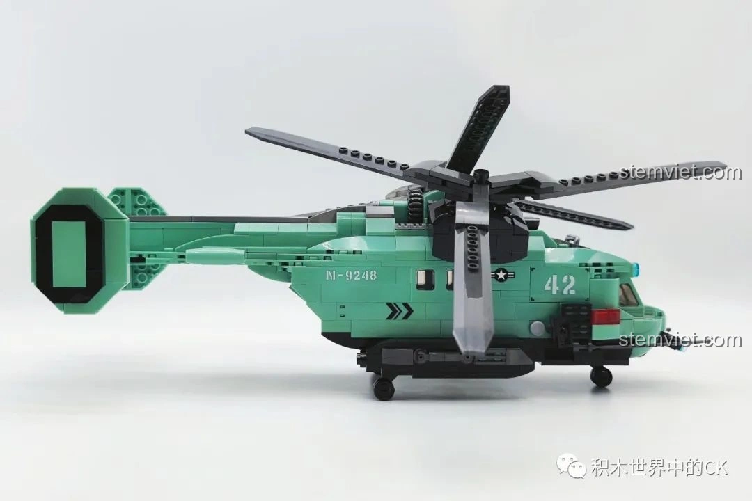 Mô hình JIESTAR 58008 Trực thăng hai cánh quạt hoàn chỉnh, nhìn từ góc 3/4 phía trước, nổi bật màu xanh quân sự.