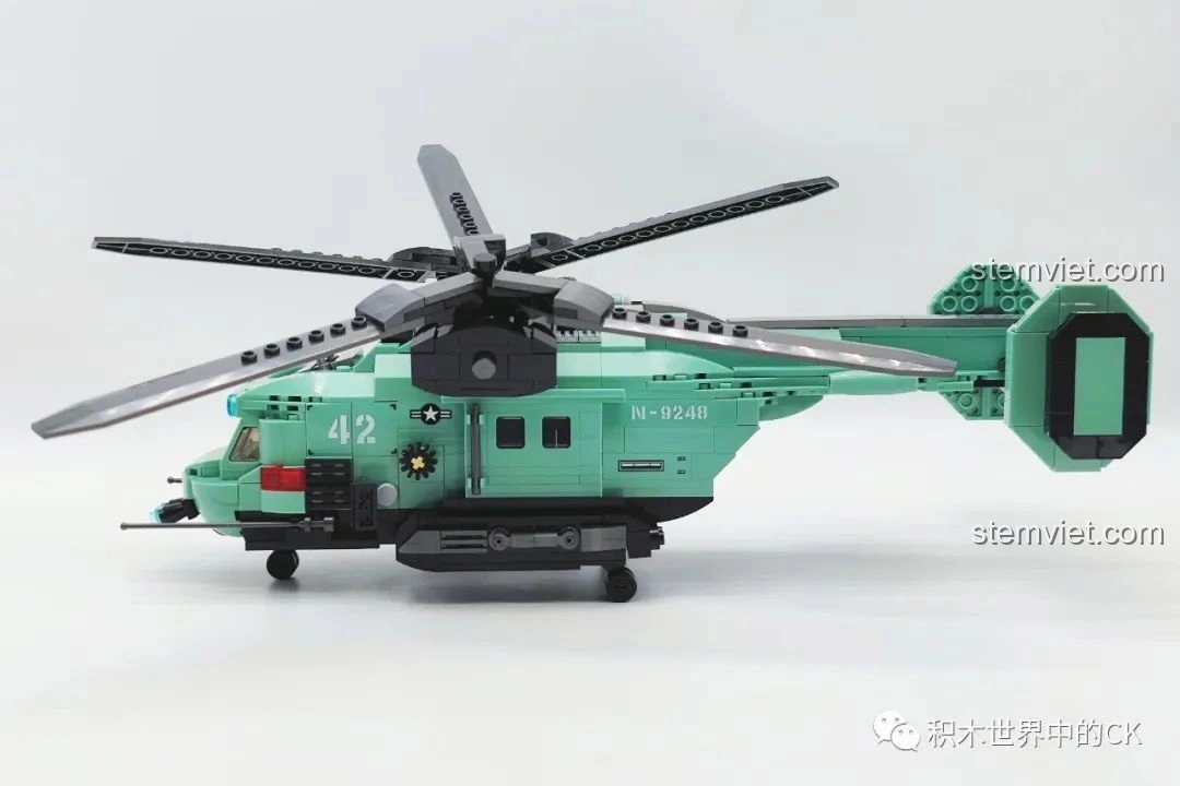 Mô hình JIESTAR 58008 Trực thăng hai cánh quạt nhìn từ bên hông, thể hiện chiều dài và thiết kế thân máy bay.