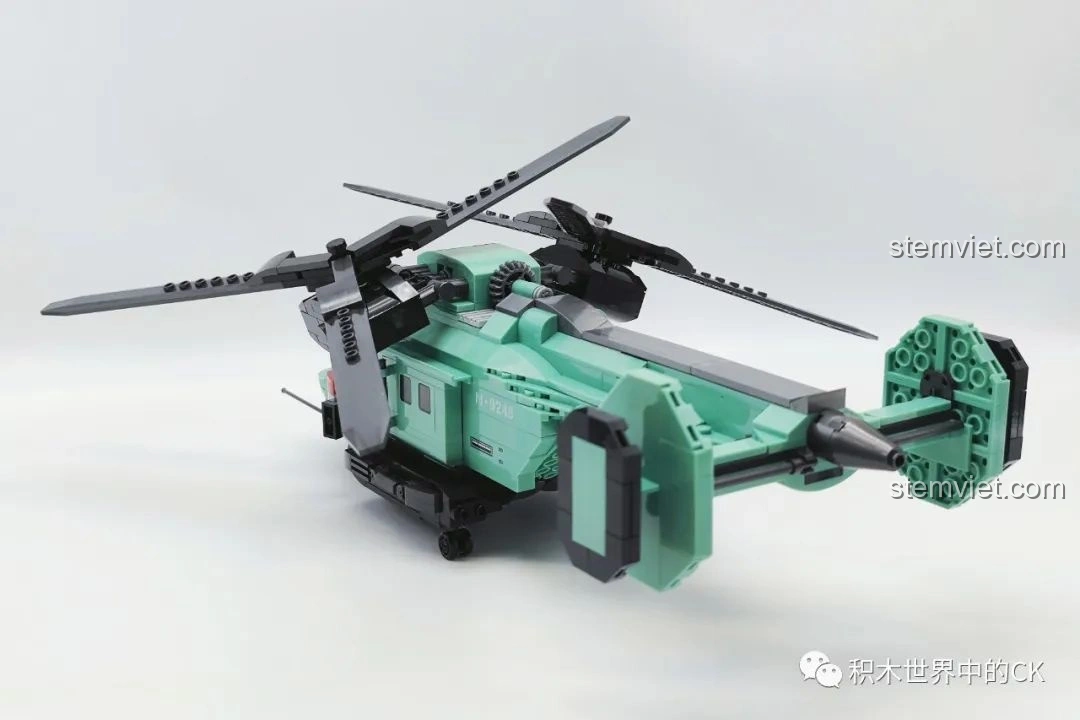 Mô hình JIESTAR 58008 Trực thăng hai cánh quạt nhìn từ góc phía sau, tập trung vào phần đuôi và cánh quạt.