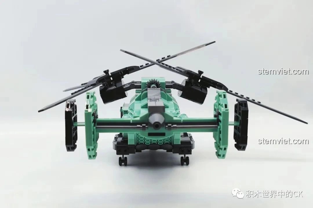 Góc nhìn trực diện phía sau của mô hình JIESTAR 58008 Trực thăng hai cánh quạt, thể hiện cấu trúc đuôi và cánh quạt.