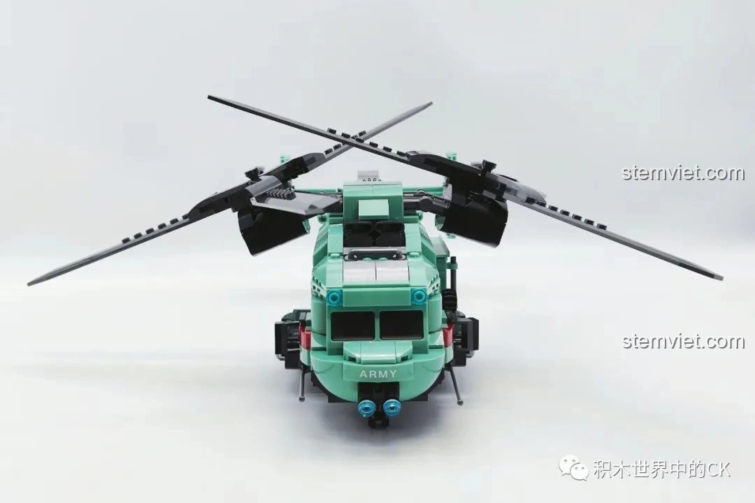 Góc nhìn trực diện phía trước của mô hình JIESTAR 58008 Trực thăng hai cánh quạt, tập trung vào phần đầu và cánh quạt.