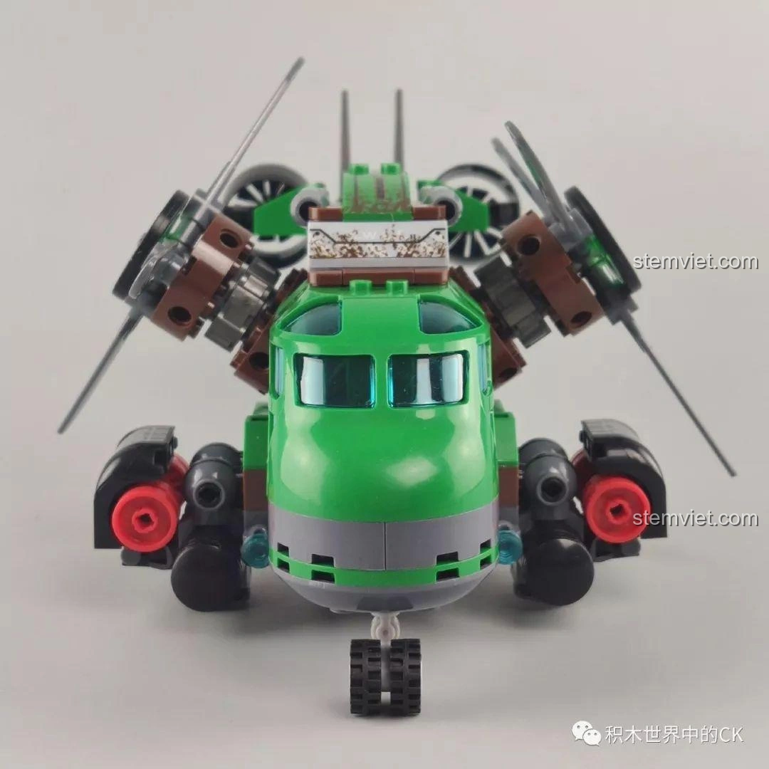 Mặt trước của mô hình trực thăng Winner 5101 Trực thăng Đại bàng Xanh, hiển thị cánh quạt và buồng lái.