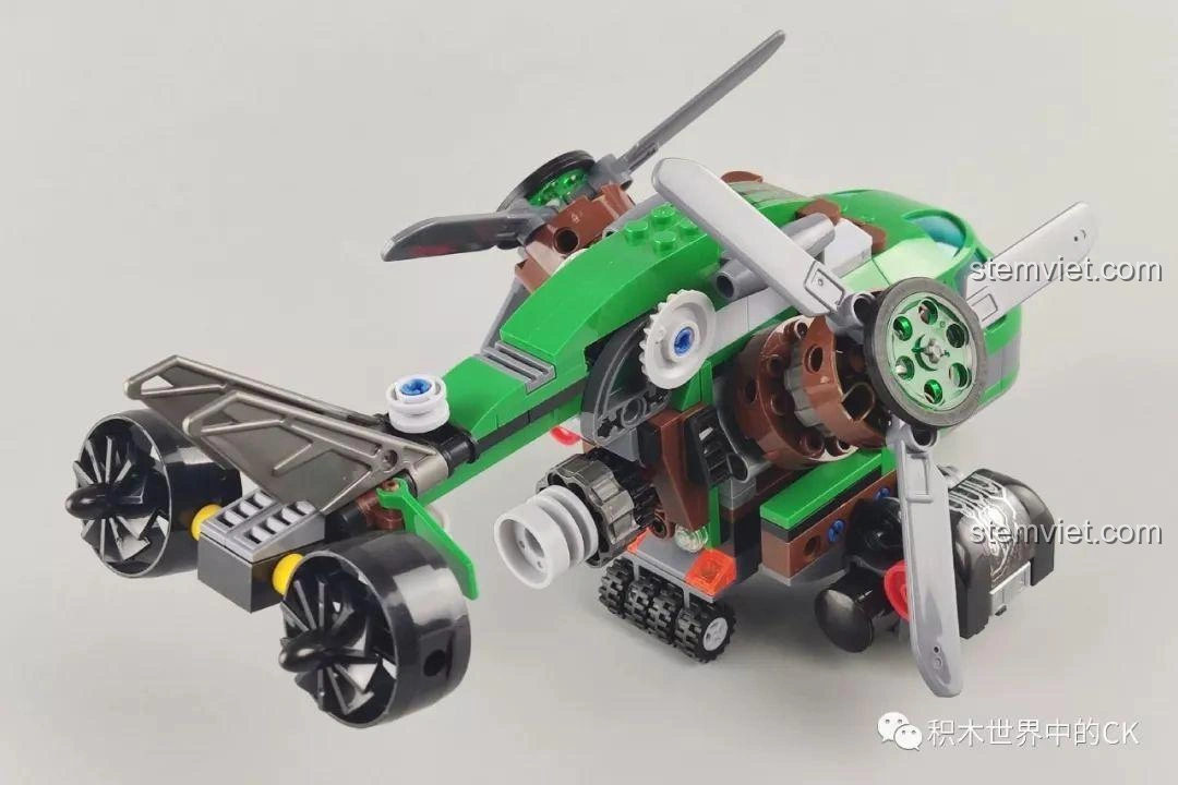 Mô hình trực thăng Winner 5101 Trực thăng Đại bàng Xanh đang trong quá trình biến hình, tách rời phần đuôi.