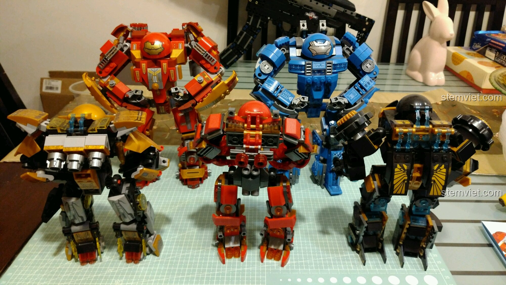 Góc nhìn khác của bộ sưu tập người máy, làm nổi bật bộ lắp ráp Mô hình Iron Man Hulkbuster MK16.