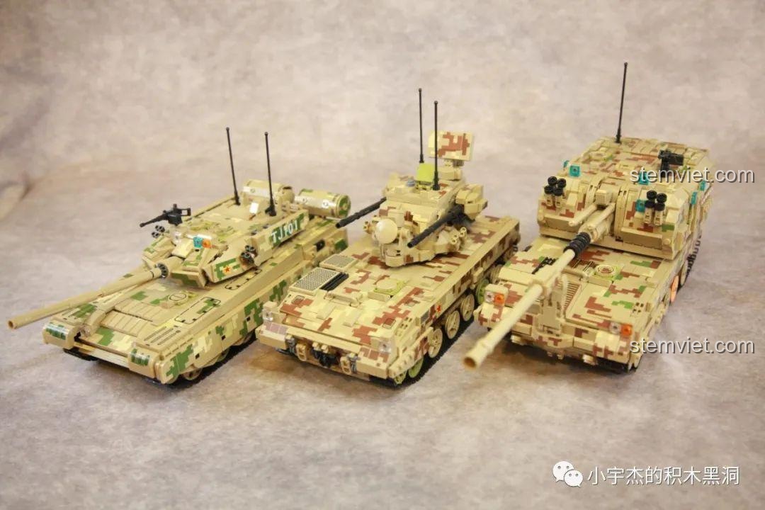 Ba mô hình xe tăng và pháo tự hành rằn ri sa mạc của Panlos Brick được trưng bày cùng nhau.