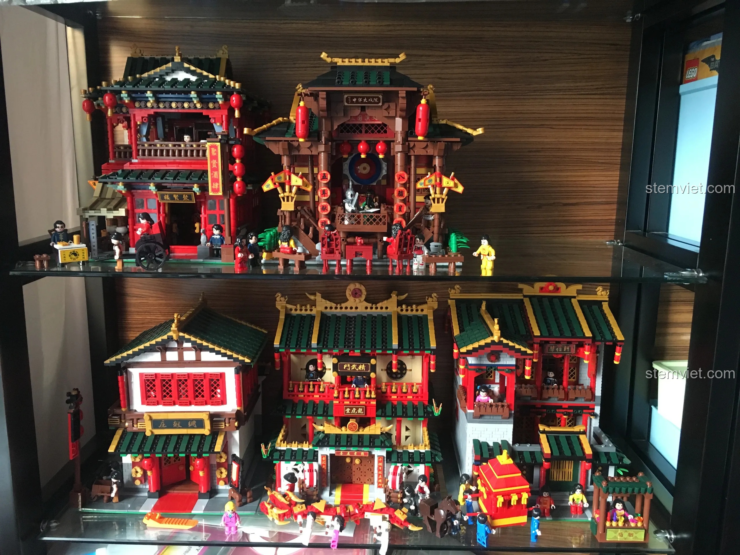 Mô hình Đại Hí Viện được trưng bày cùng các bộ khác trong series Phố Tàu của XINGBAO.