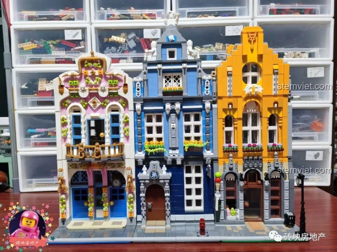 Bộ Leier 10004 Tòa nhà Hiệu Thuốc Cổ Điển được trưng bày cùng các bộ lắp ráp kiến trúc khác, tạo thành một khu phố.