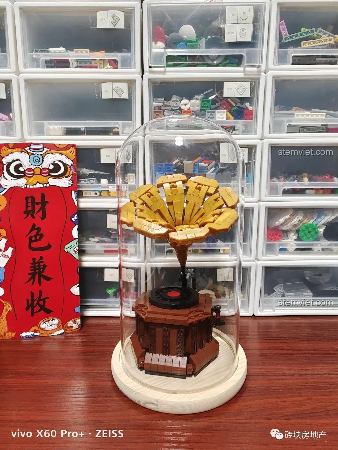 Mô hình máy hát đĩa than Hengtai 92051 được trưng bày trong lồng kính, trở thành vật trang trí retro.