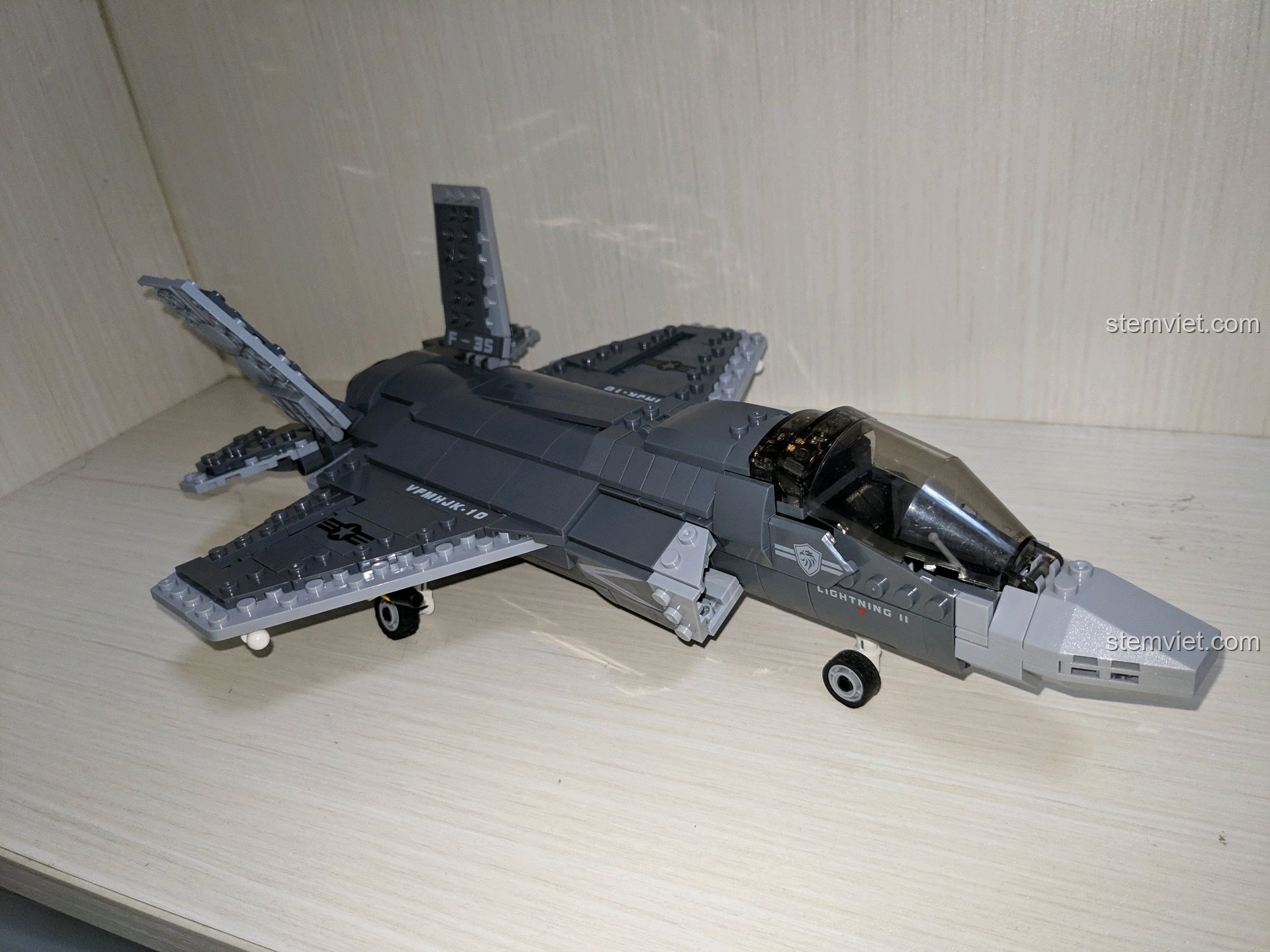 Mô hình Tiêm kích tàng F-35 6026 được trưng bày trên một chiếc đế, tạo dáng như đang bay lên.