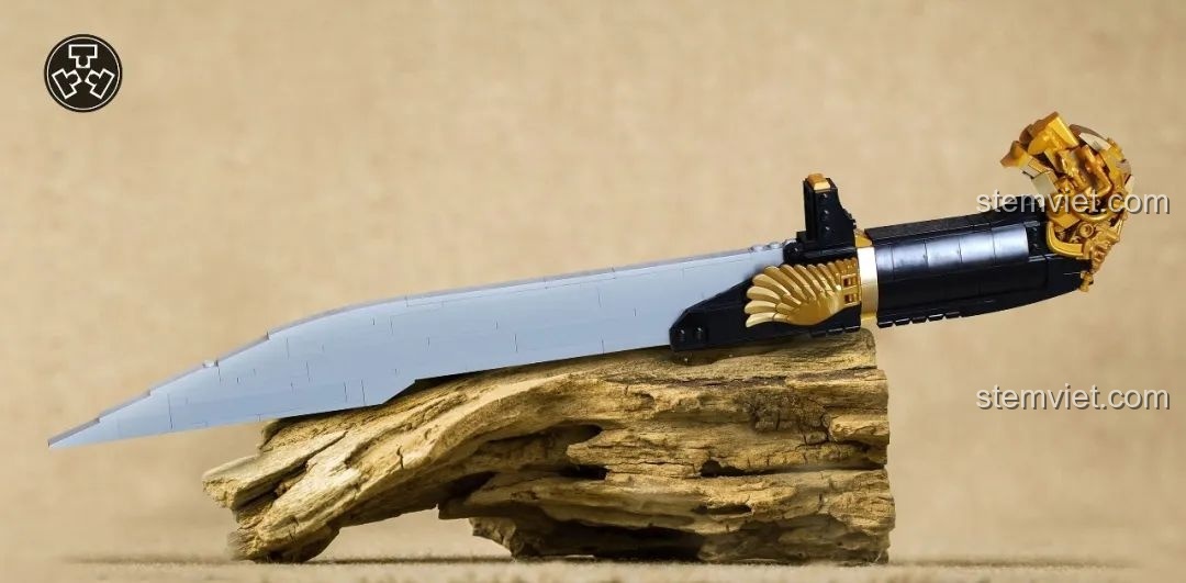 MOC Dao găm Damascus đặt trên một khúc gỗ, làm nổi bật vẻ đẹp cổ điển và mạnh mẽ của tác phẩm.