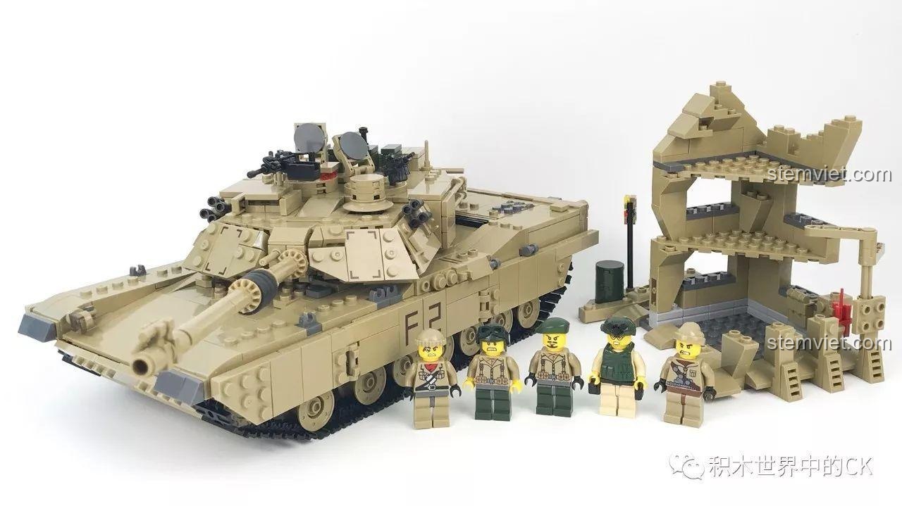 Toàn bộ sản phẩm KAZI KY10000 bao gồm xe tăng, tiểu cảnh và 5 minifigures được trưng bày cùng nhau.