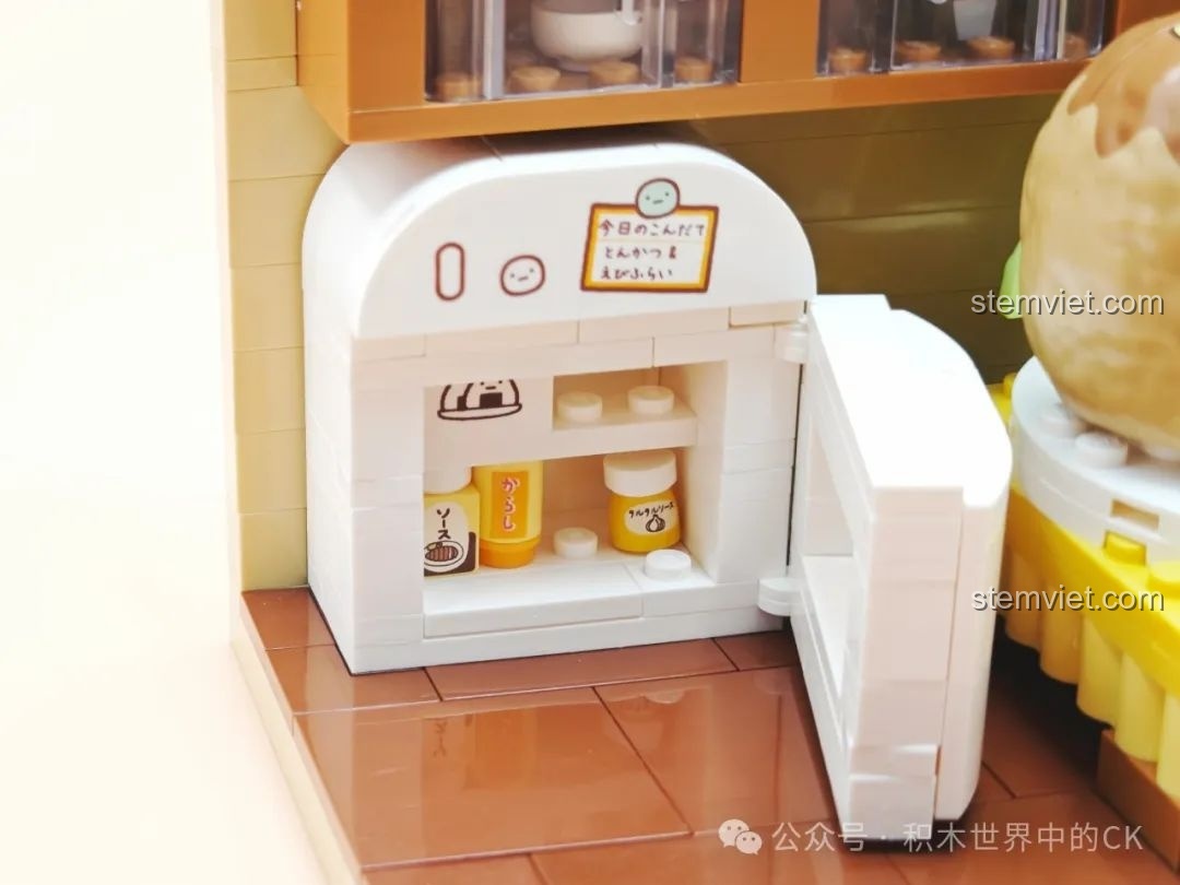 Tủ lạnh mini trong bộ Keeppley K21209 có thể mở ra, để lộ các chai gia vị bên trong, một chi tiết tương tác thú vị.