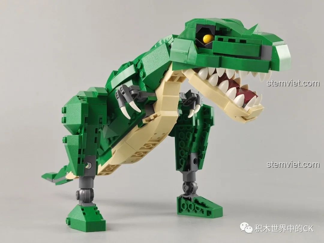 Mô hình T-Rex GUDI 50102 trong tư thế cúi đầu, sẵn sàng tấn công, thể hiện sự hung dữ.