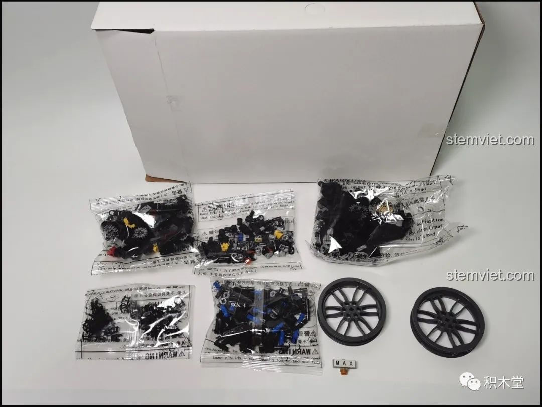 Các túi chi tiết nhựa ABS cao cấp trong hộp lớn của đồ chơi lắp ghép Xe mô tô chopper cổ điển.