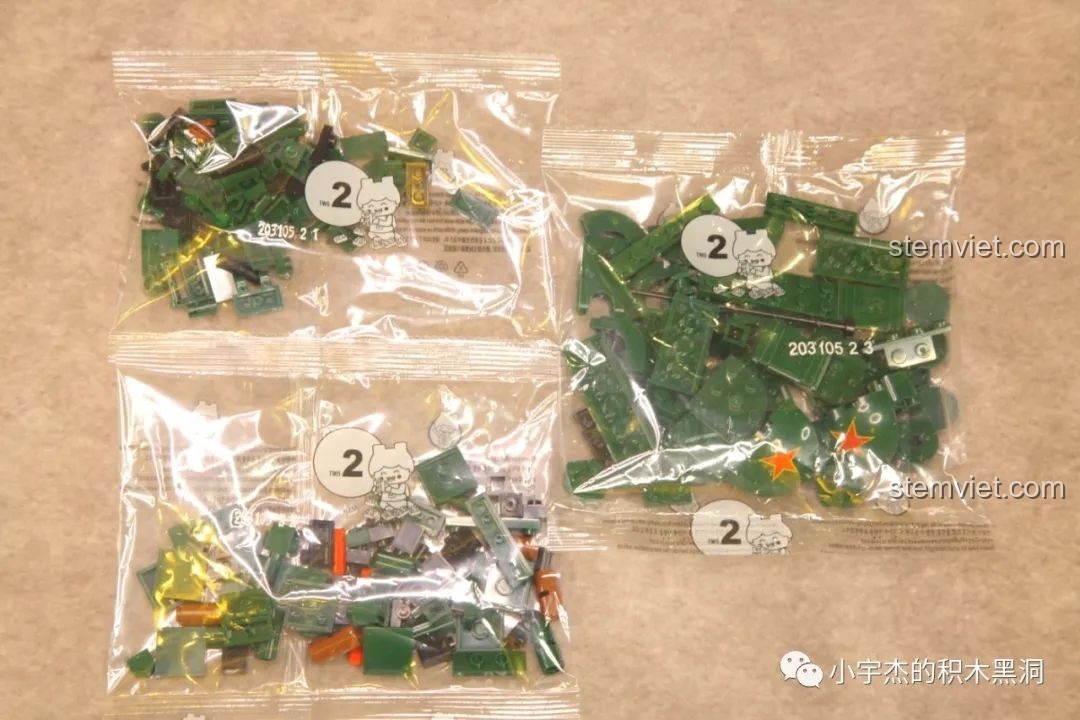 Các túi chi tiết được đánh số 2 của bộ lắp ráp Xe tăng Type 59 SEMBO 203105, chứa các mảnh cho tháp pháo.