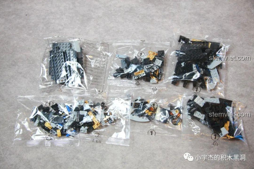 Các túi chi tiết được đánh số 1 của bộ xếp hình Khủng Long Máy Allosaurus 611015 hợp túi tiền.