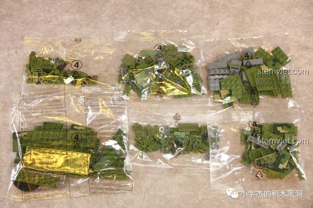 Các túi chi tiết được đánh số 4 của bộ lắp ghép Panlos Brick 688005, chứa nhiều mảnh rằn ri.