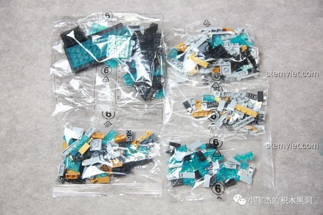 Các túi chi tiết được đánh số 6 với nhiều mảnh ghép trong suốt màu xanh biển độc đáo.