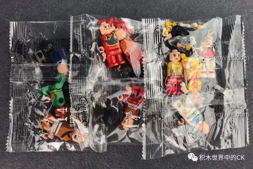Túi chứa 10 minifigures của bộ XINGBAO XB-01020, bao gồm các nhân vật diễn viên và khán giả.