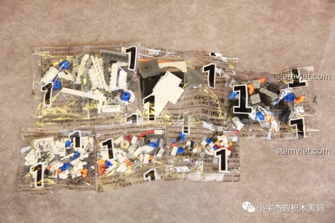 Các túi gạch nhỏ thuộc túi số 1 của bộ xếp hình Người du hành vũ trụ JK9106.