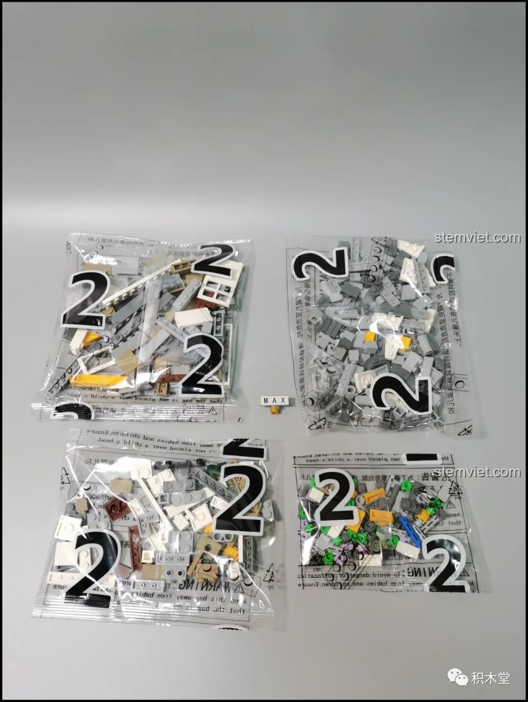 Các túi mảnh ghép được đánh số 2 của bộ lắp ráp Mô hình nhà phố cho con gái từ 8 tuổi, chuẩn bị cho giai đoạn lắp ráp tiếp theo.