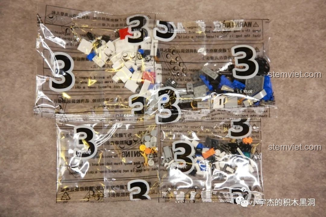 Các túi gạch nhỏ được đánh số 3 của bộ xếp hình Người du hành vũ trụ JK9106.