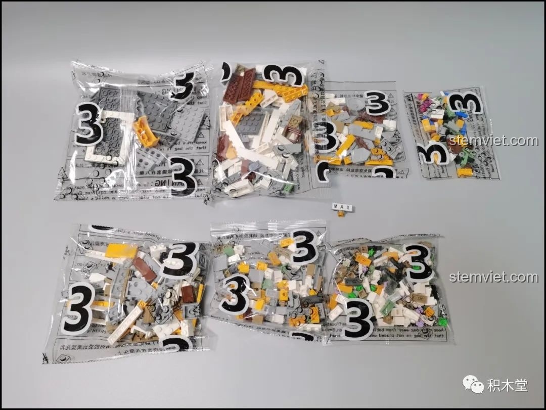 Các túi khối nhựa được đánh số 3 trong bộ Leier 10003, chứa các chi tiết cho phần thân của tòa nhà.