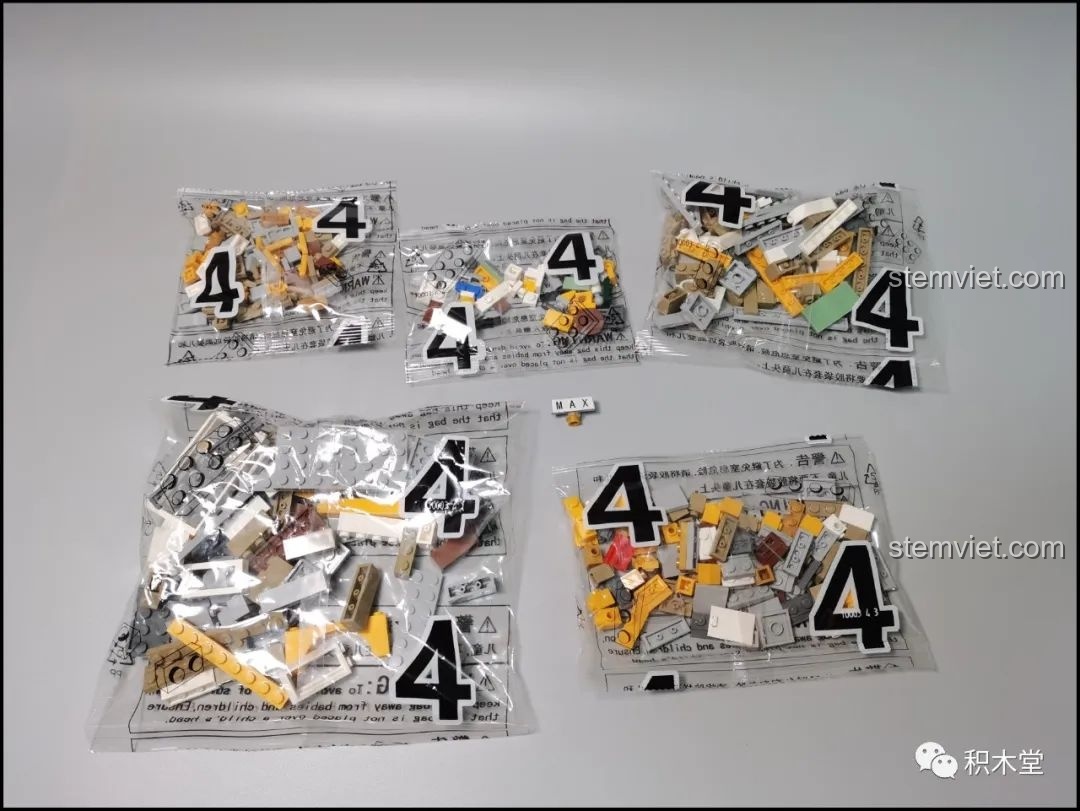 Các túi chi tiết được đánh số 4 của bộ khối lắp ghép Mô hình Cửa hàng Kem 10003, chuẩn bị cho các tầng trên.