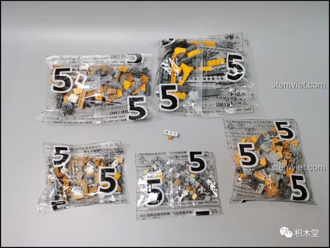 Các túi mảnh ghép được đánh số 5 trong bộ Leier 10003, chứa các chi tiết để hoàn thiện phần mái nhà.