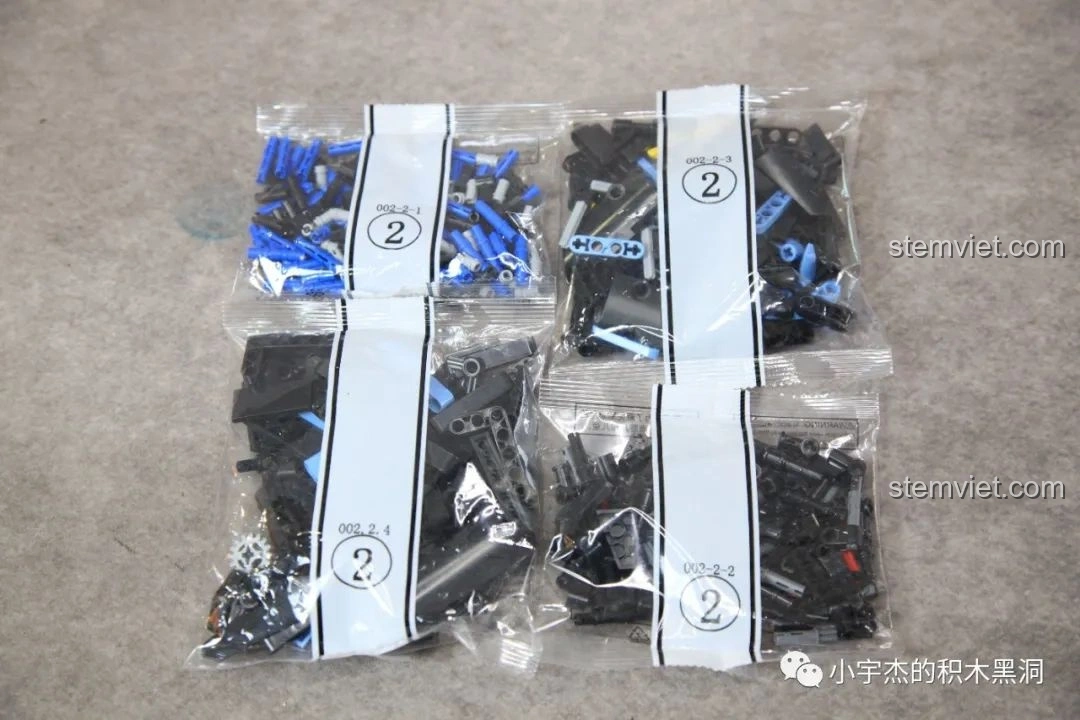 Túi linh kiện số 2 của bộ đồ chơi mô hình Lamborghini Sián FKP 37 Cyberpunk MK6002, chứa các mảnh ghép cho thân xe và nội thất.