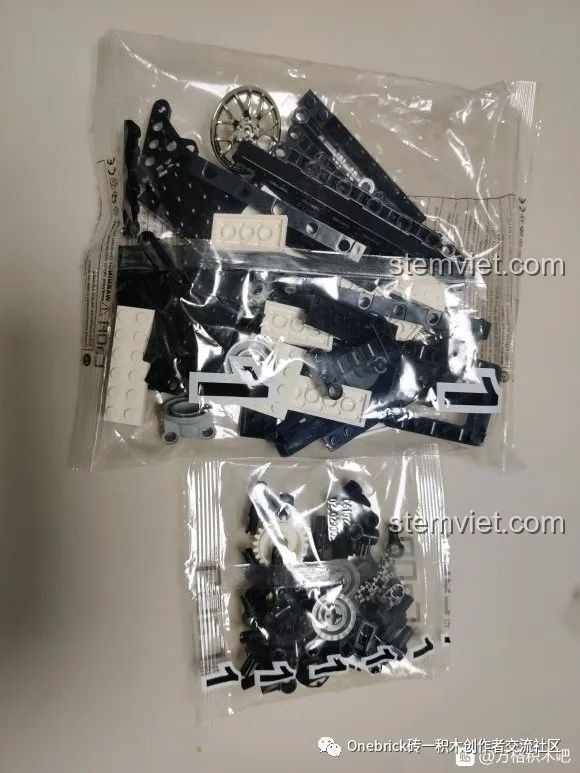 Các túi linh kiện được phân loại rõ ràng của bộ lắp ráp CaDA C61022 Mazda RX-7 FC3S.