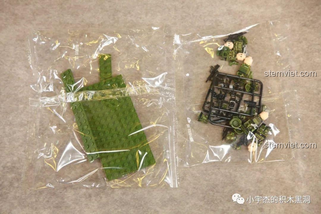 Túi đựng minifigures và các chi tiết chung của bộ xếp hình Xe tăng Type 99A Panlos Brick 688001.
