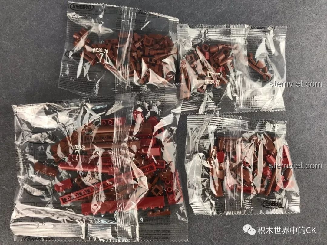Các túi mảnh ghép cho bước thứ bảy, chứa các chi tiết cột trụ và lan can mặt tiền.