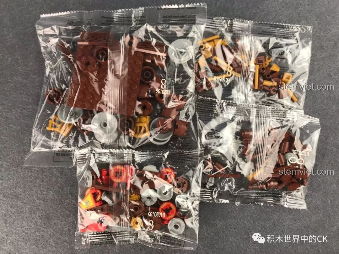 Các túi mảnh ghép cho bước thứ tám, bao gồm các chi tiết trang trí cờ phướn.