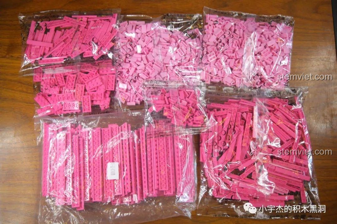 Các túi mảnh ghép màu hồng đặc trưng của bộ đồ chơi lắp ráp Thùng Container Hồng 1:10 YC-QC013.