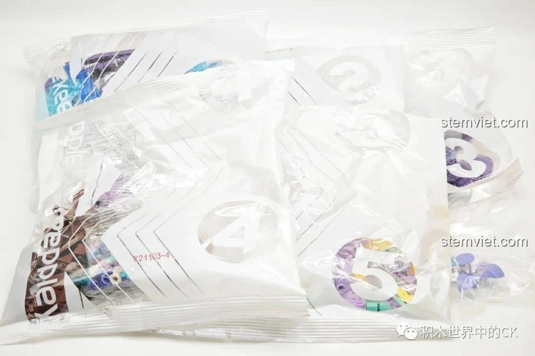 Các túi mảnh ghép được đánh số của bộ lắp ráp Keeppley K21103 Điêu Thuyền Giấc Mơ Đêm Hè, sẵn sàng cho quá trình lắp.