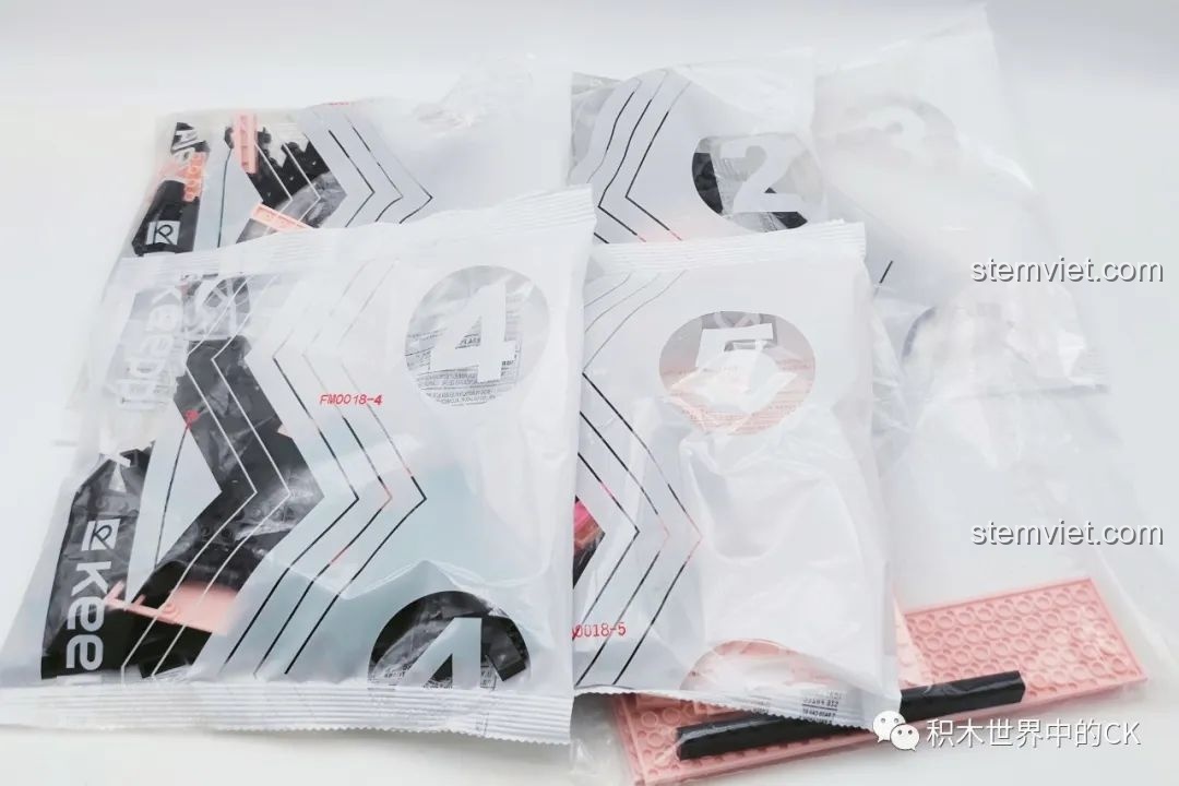 Các túi mảnh ghép trong bộ kit đổi màu cho đàn piano Keeppley DZ0155.