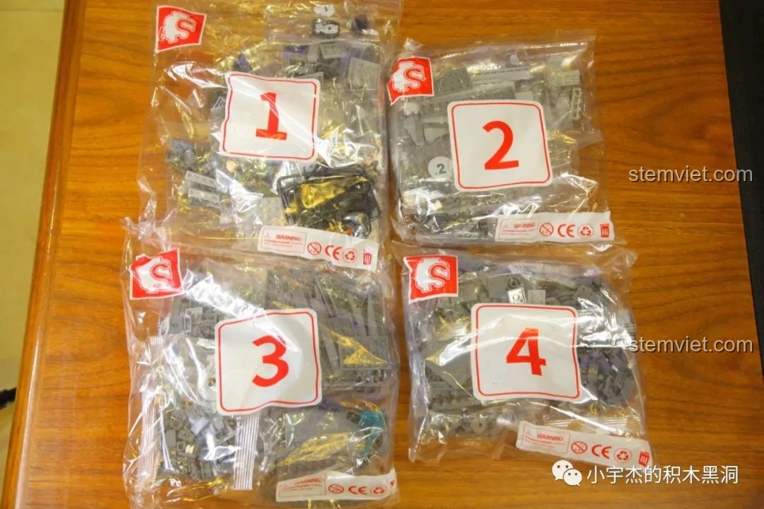 Các túi mảnh ghép được đánh số của bộ lắp ráp Máy bay vận tải quân sự Vận-20 SEMBO 202130