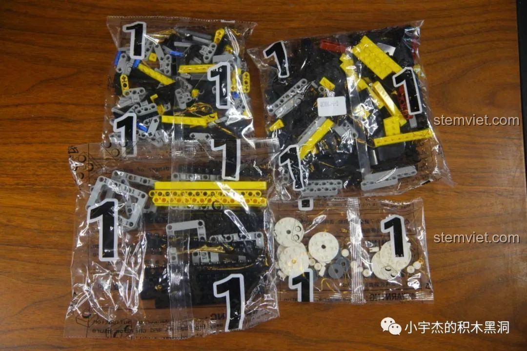 Túi mảnh ghép số 1 của bộ đồ chơi lắp ráp Thùng Container Hồng 1:10 YC-QC013, đánh dấu bước khởi đầu.